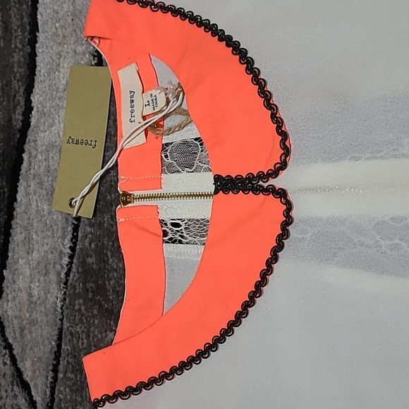 FREEWAY SHEER LACE ZIP BACK TRIM SLEEVELESS SHIRT - Picture 3 of 14